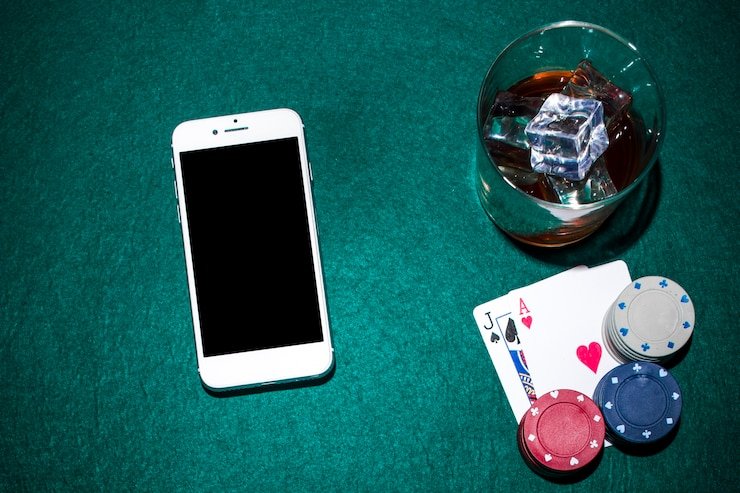 Proteksi data dan informasi pribadi pengguna yang ketat di platform online